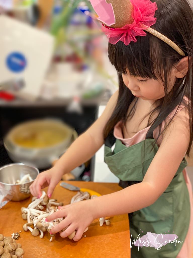 親子共食雞肉菇菇炊飯讓孩子一起備料