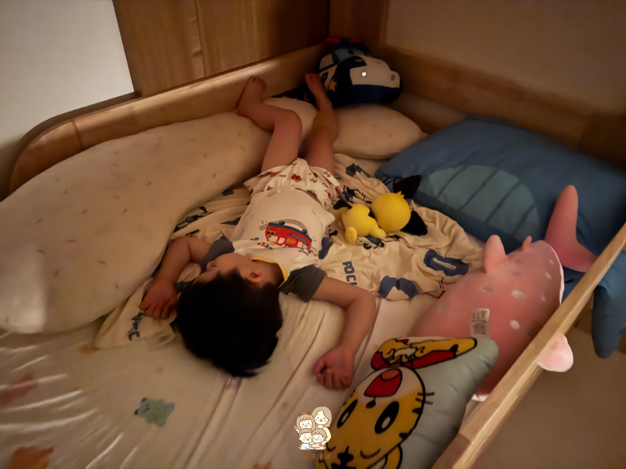 兒童房佈置|環安傢俱好眠城實木床組上下舖+好收納梯櫃組:讓孩子一夜好眠的小世界 - 第15張圖