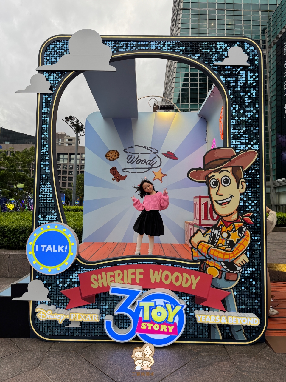 2025 台北聖誕節|信義區 5 大必拍夢幻場景攻略!親子路線懶人包:台北101 玩具總動員、Bellavita 聖誕饗宴、A11巨型聖誕樹、統一時代百貨威尼斯嘉年華 - 第8張圖 2025 台北聖誕節|信義區 5 大必拍夢幻場景攻略!親子路線懶人包:台北101 玩具總動員、Bellavita 聖誕饗宴、A11巨型聖誕樹、統一時代百貨威尼斯嘉年華