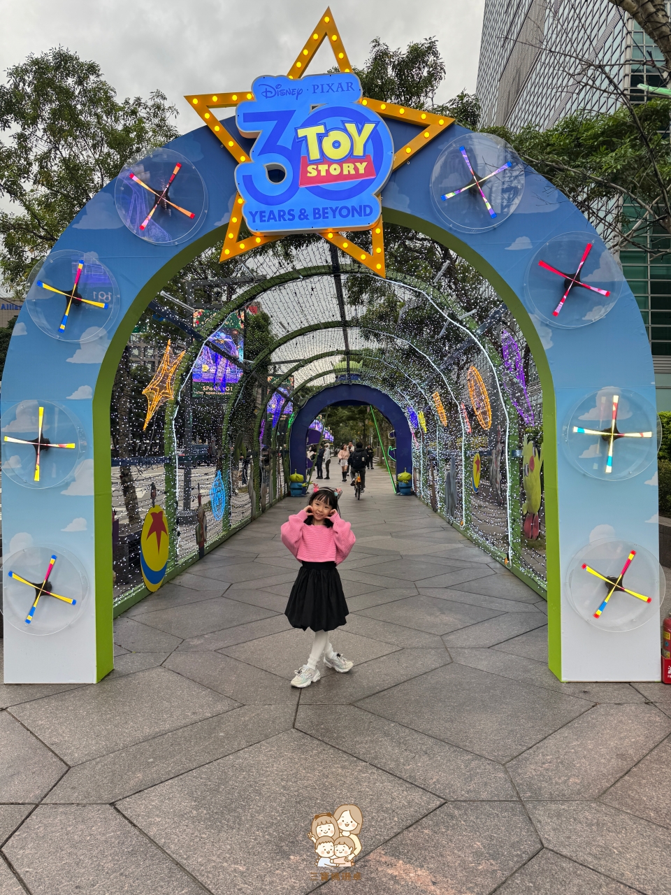 2025 台北聖誕節|信義區 5 大必拍夢幻場景攻略!親子路線懶人包:台北101 玩具總動員、Bellavita 聖誕饗宴、A11巨型聖誕樹、統一時代百貨威尼斯嘉年華 - 第9張圖 2025 台北聖誕節|信義區 5 大必拍夢幻場景攻略!親子路線懶人包:台北101 玩具總動員、Bellavita 聖誕饗宴、A11巨型聖誕樹、統一時代百貨威尼斯嘉年華